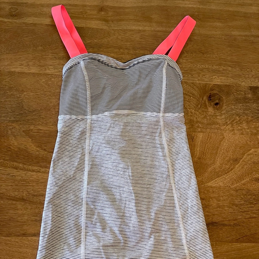 Lululemon tank - adjustable built in bra
